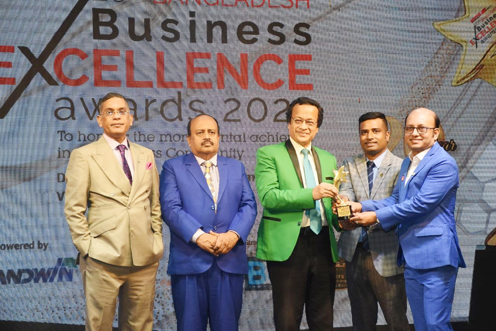 Asim Tarafder, founder of bdtradeinfo.com receiving business excellence award